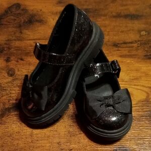 NWOT Girls Black Shimmer & Bow Cat & Jack Sz 8 Velcro Closure super Cute Shoes